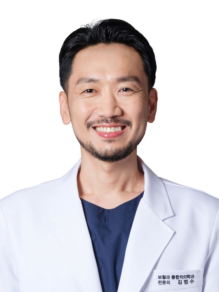흰 가운을 입은 김범수 비욘드치과병원 대표원장의 정면 인물 사진